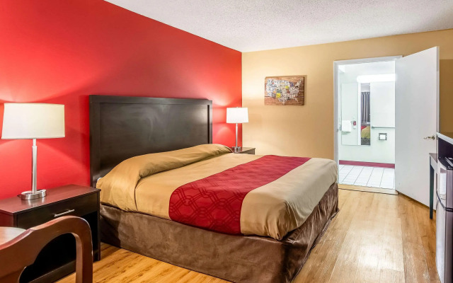 Econo Lodge East