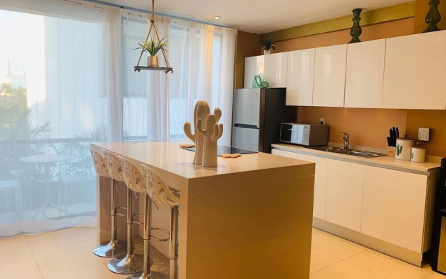 Modern Condo quiet and close to beach