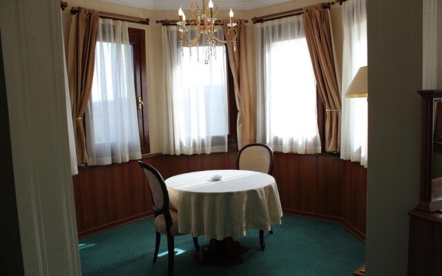 Dr Kushan Hotel