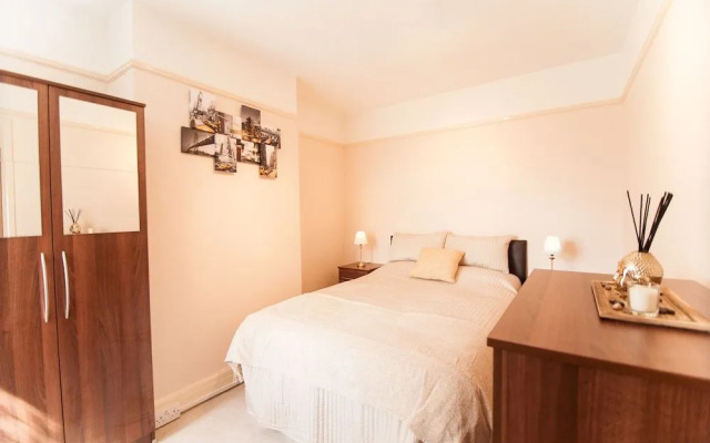 Watford stays - 4bed house