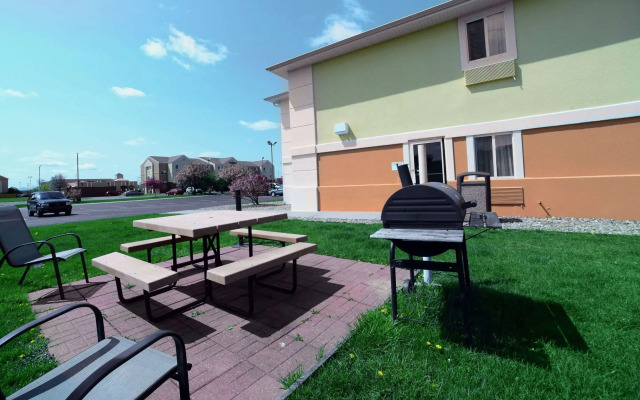 Quality Inn and Suites Springfield Southwest near I-72