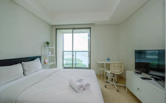 Elegant Studio with Pool and Sea View at Gold Coast Apartment – Guest Rooms – Jakarta