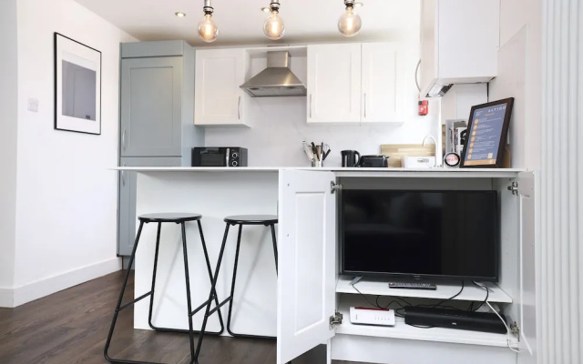 JOIVY Contemporary Royal Mile Apartment W/Balcony