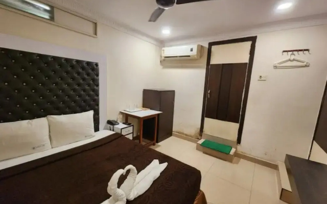 ZO Rooms Esplanade SN Banerjee Road