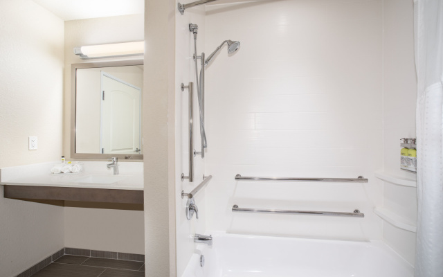 Holiday Inn Express & Suites Manhattan by IHG