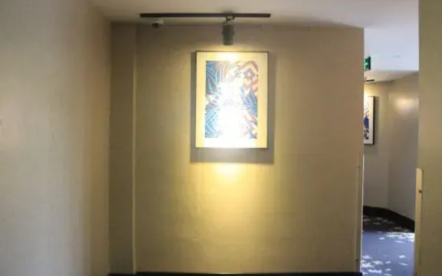 Pai Hotel (Xinchang Qixing Residential District Branch)