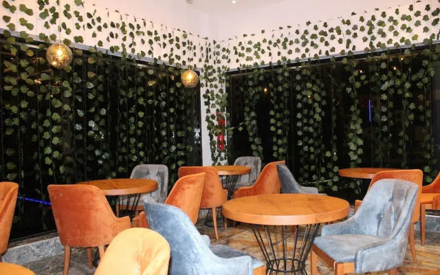 GlassTop Lounge Kubwa