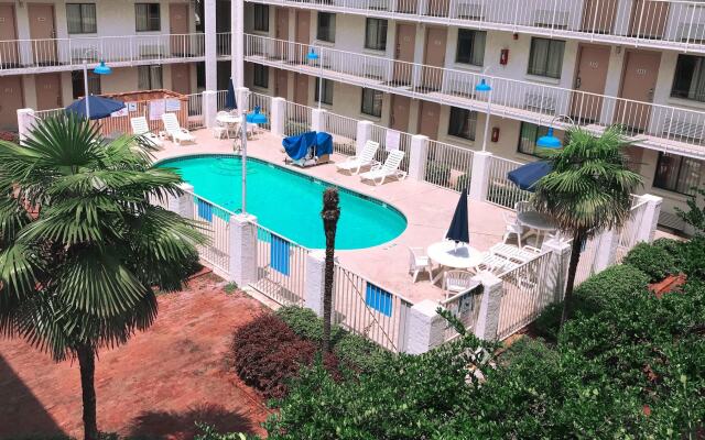 Super 6 Inn & Suites Baton Rouge