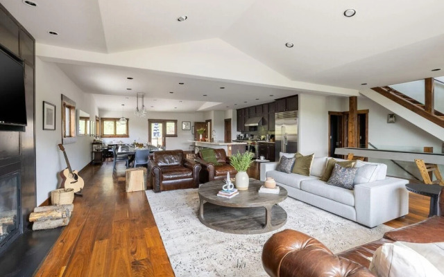 Dillon - Private Mountain Home w Hot Tub w Views & Shuffleboard!