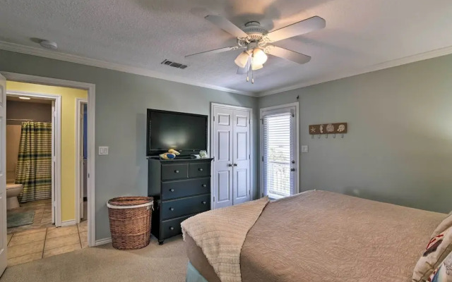 Walk to Galveston Beach: Pet-friendly Home