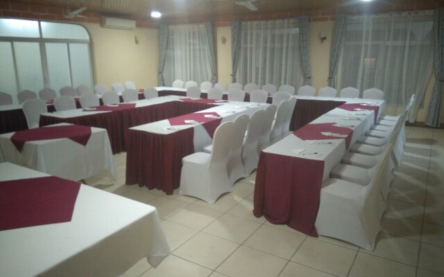 Le Savanna Country Lodge And Hotel