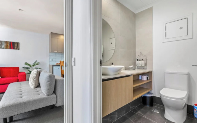 City Getaway 1BR Apt w Pool & Gym I Zodiak Stays