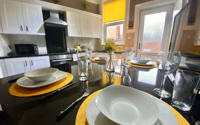 Blackpool Abode - Buttercup Suite