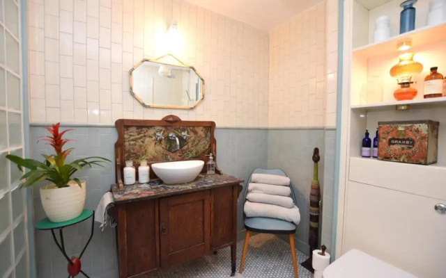 Stylish 3 Bed House with Parking in Bermondsey, Se1