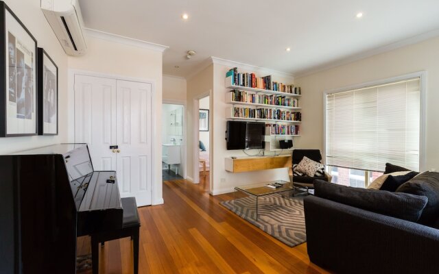 KIM, 2BDR West Melbourne Apartment