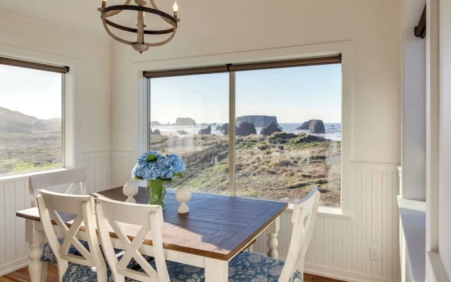 Scenic Bandon Vacation Rental w/ Beach Access!