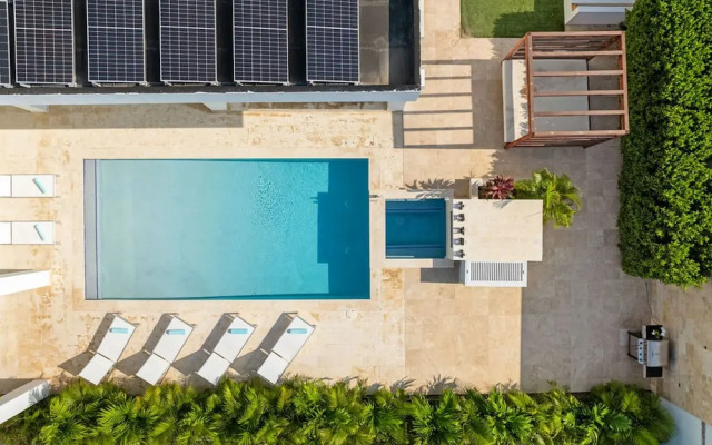 NEW Modern Villa Jacuzzi Pvt Pool Close2beach