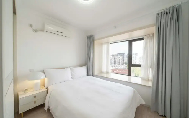 Tyms 2BR APT Xujiahui Dacheng Residence