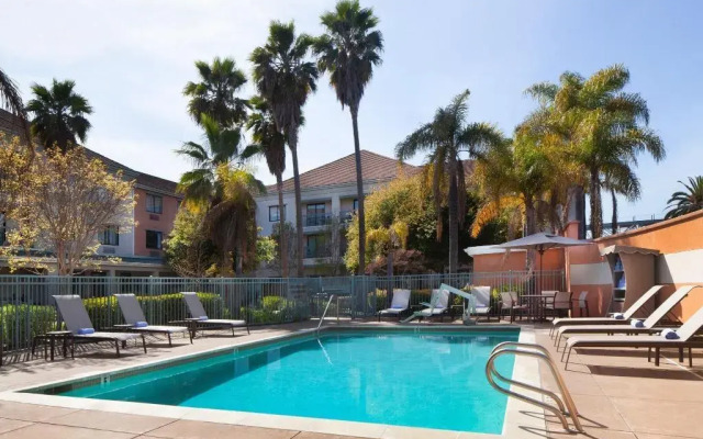 Courtyard by Marriott Oakland Airport