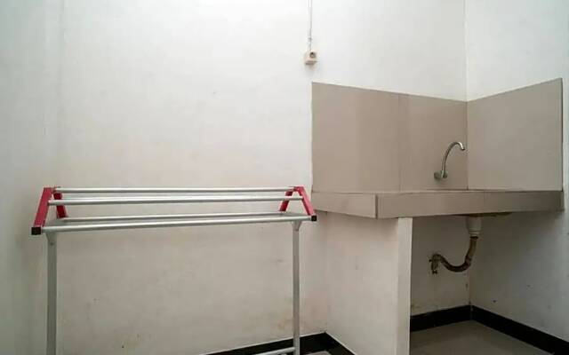 RedDoorz Syariah Near Syamsudin Noor Airport 4