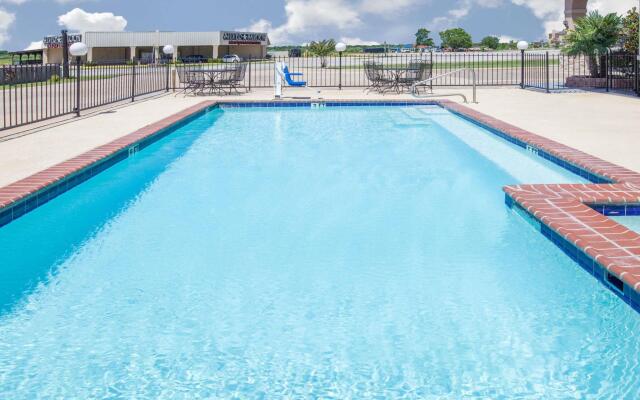 SureStay Hotel by Best Western Terrell