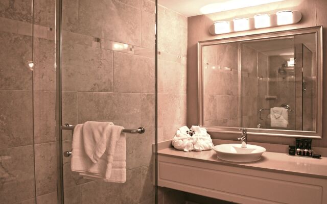 Hamilton Plaza Hotel & Conference Center