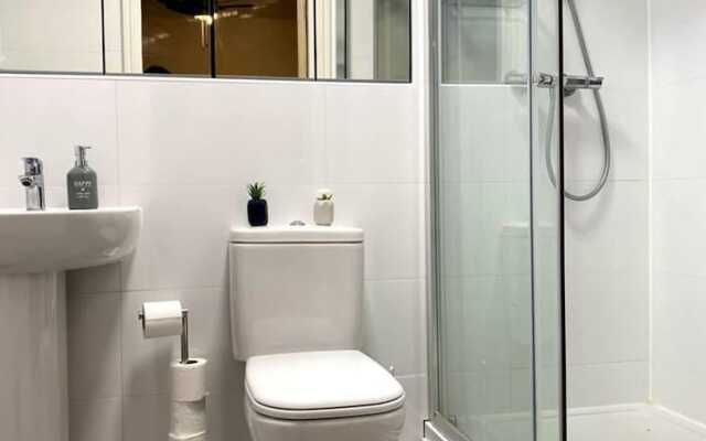 Stunning 2-bed Serviced Apartment in Swindon