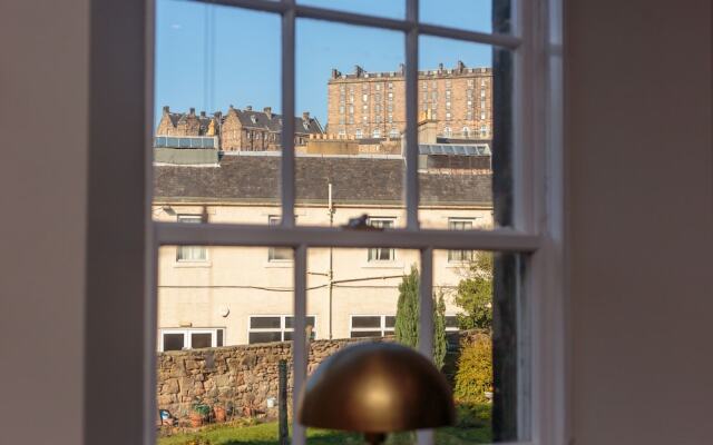 Lovely Apartment Beneath Edinburgh Castle