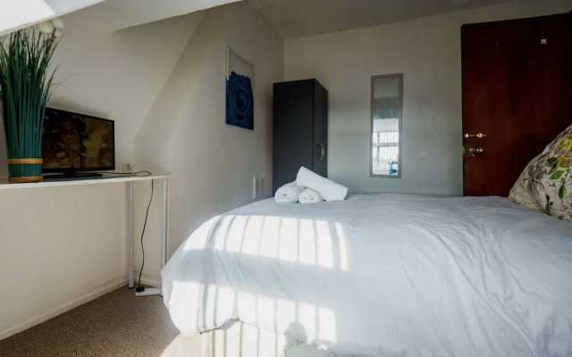 WoodHus Lodge Lovely Specious Room 5