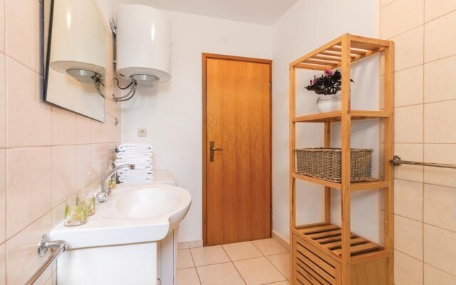 Beautiful Home in Valbandon With Wifi and 2 Bedrooms