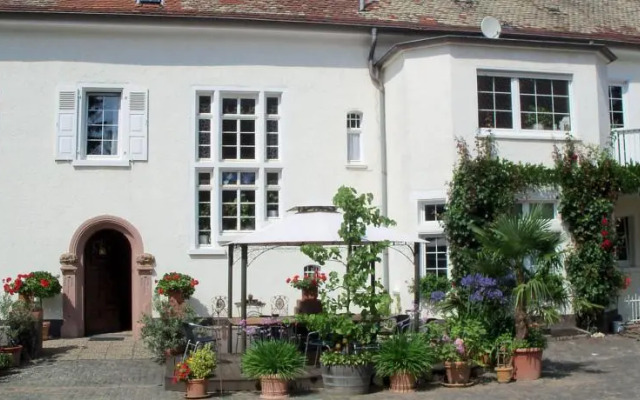 Weingut, Gästehaus und Kräuterhof