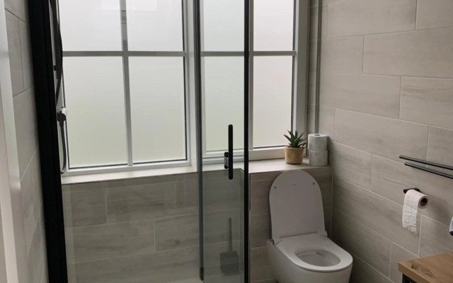 Dijkhofje, dichtbij strand, zee en meer.