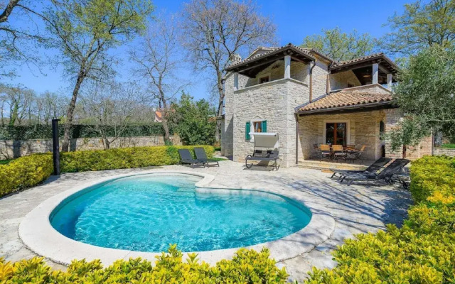 Beautiful Stone Villa in Tinjan With Swimming Pool