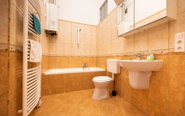 Very central convenient large AC place