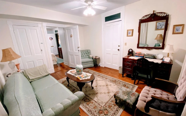 Colonial Beach Plaza Bed & Breakfast