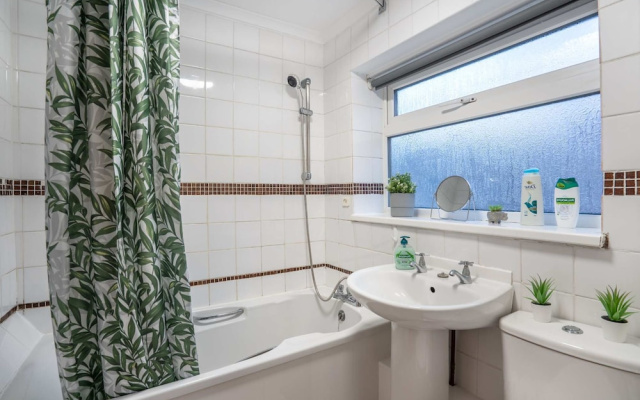 3 Bed-free Parking-close to City