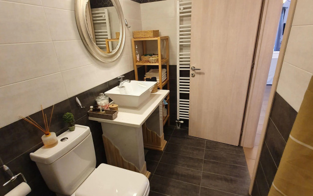 Apartment in Loutra Elenis With Garden