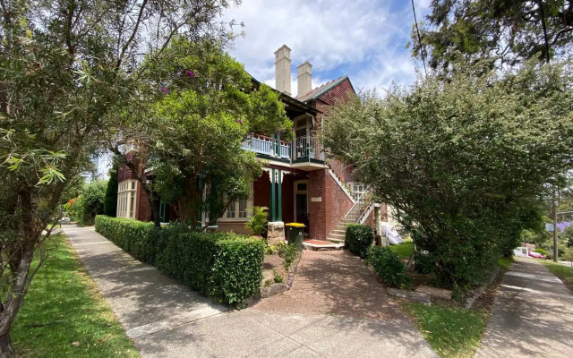 Quality room conveniently located for 2 or 3 si – Outside – Sydney