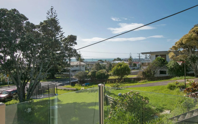 Sweeping Sea Views - Waihi Holiday Home