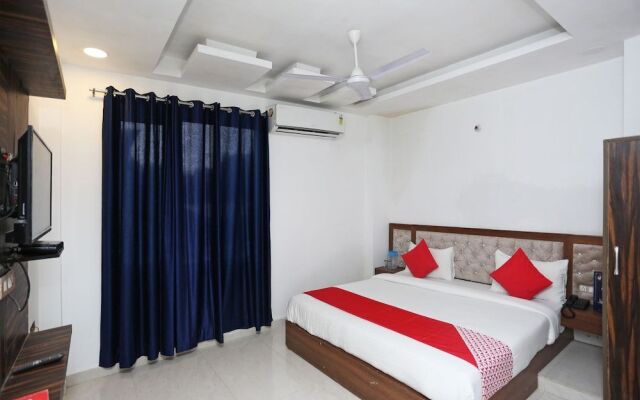 Capital O 15566 Hotel Rosewood Inn