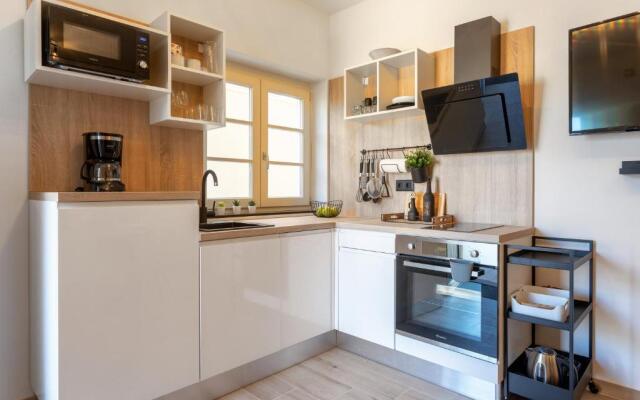 TEONA Luxury Studio Apartment with jacuzzi and terrace sea view