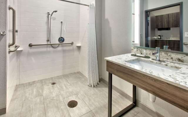 La Quinta Inn & Suites by Wyndham Dallas/Fairpark