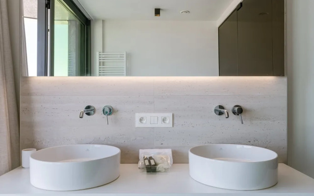 Huswell - Minimalist Coastal Luxury Panoramic View