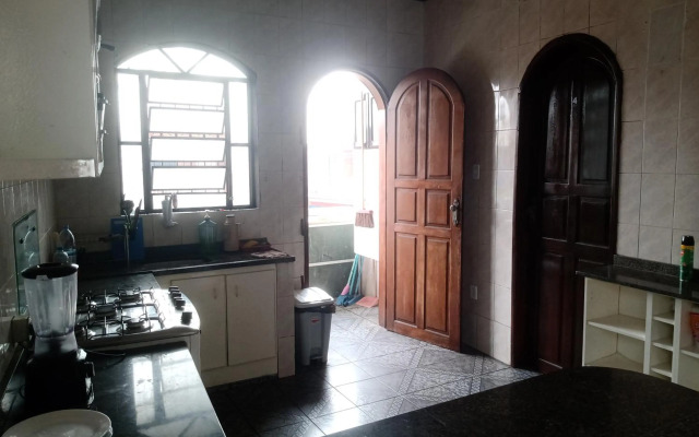 Casa grande em área central, bem iluminada e vent.