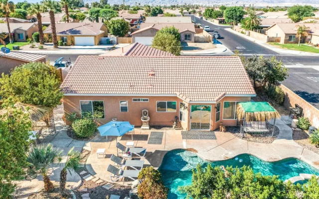 NEW - 4BR Oasis- Pool-Spa -BBQ-Games S2