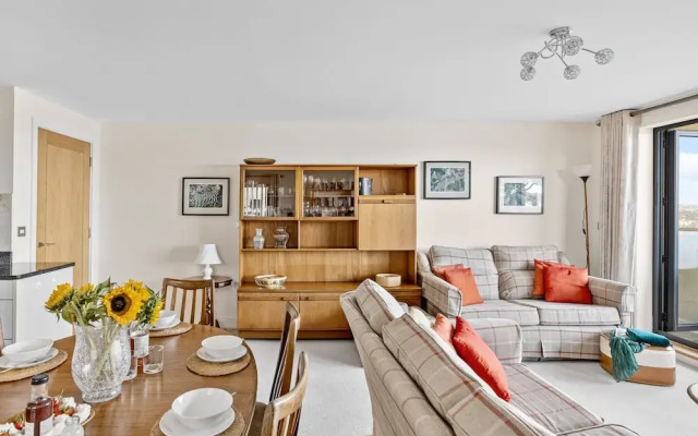 B6 Masts in Torquay With 3 Bedrooms and 2 Bathrooms