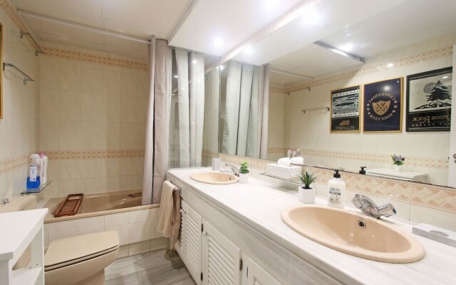 1104 Beach Front Line Apartment Golden Beach 3 Pools