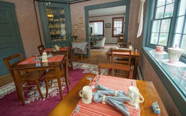 Tuckernuck Inn