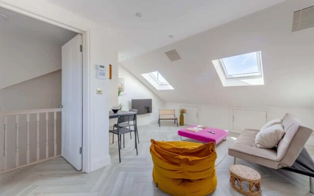 Chic & Modern 2BD Maisonette in Homerton