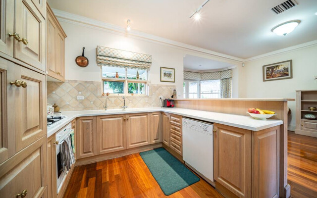 Glenelg Beach Stylish 2 Story Townhouse Sea View
